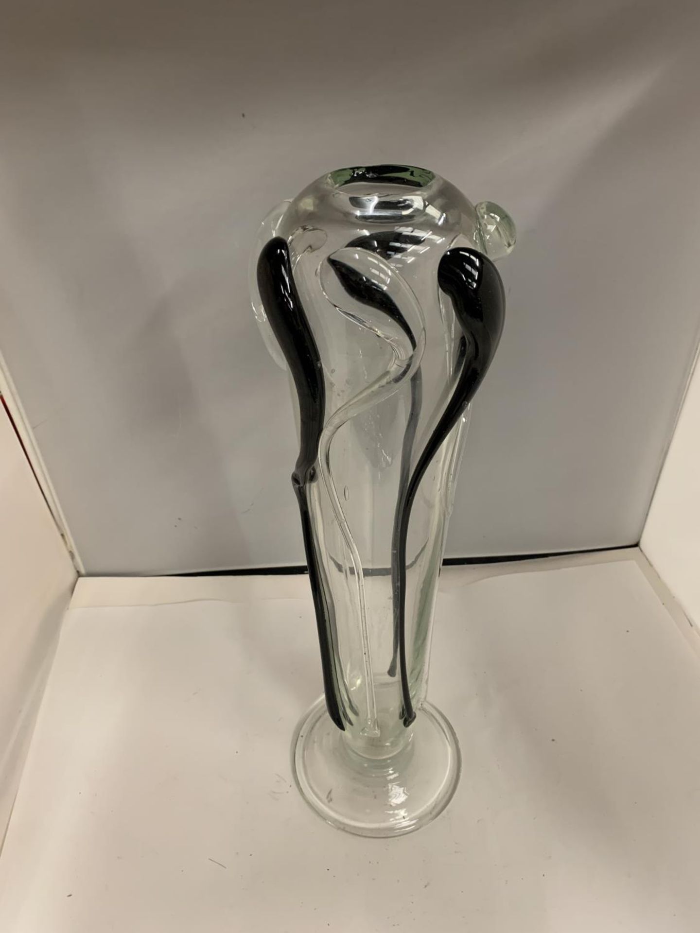 A HEAVY ART GLASS VASE HEIGHT 19 INCHES/45CM