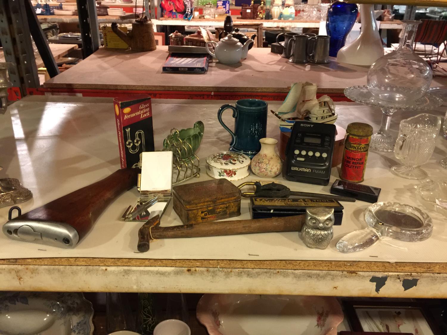 AN AMOUNT OF ITEMS TO INCLUDE VINTAGE TINS, TRINKET BOX, A WALKMAN, VASE, TOOLS, ETC