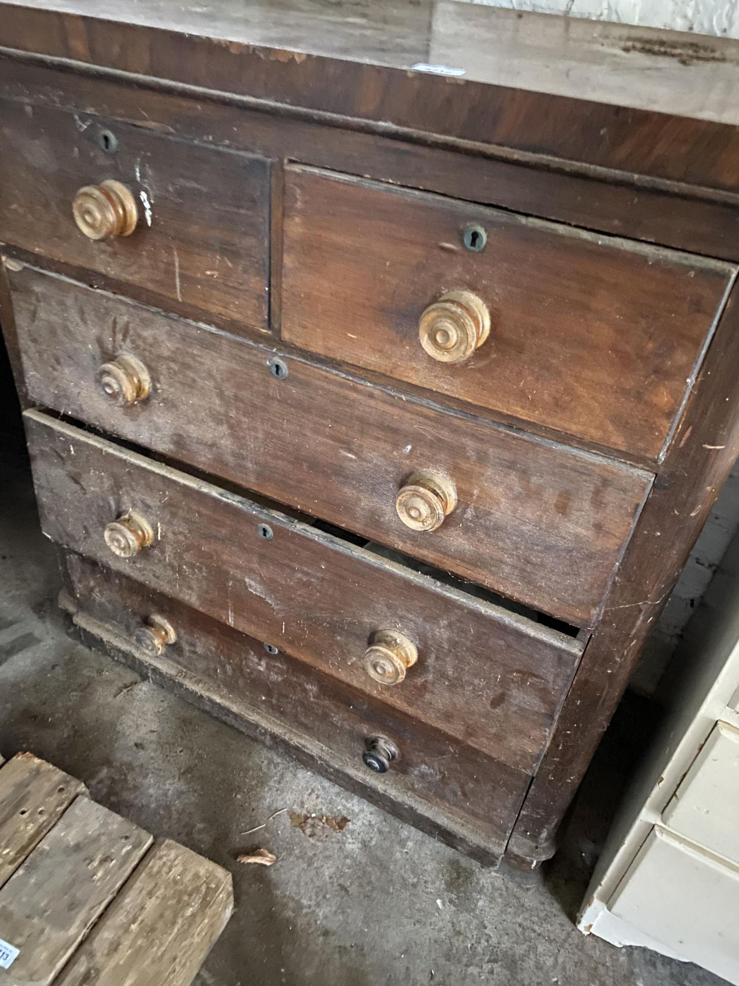 A MAHOGANY CHEST OF THREE LONG AND TWO SHORT DRAWERS - Image 3 of 4