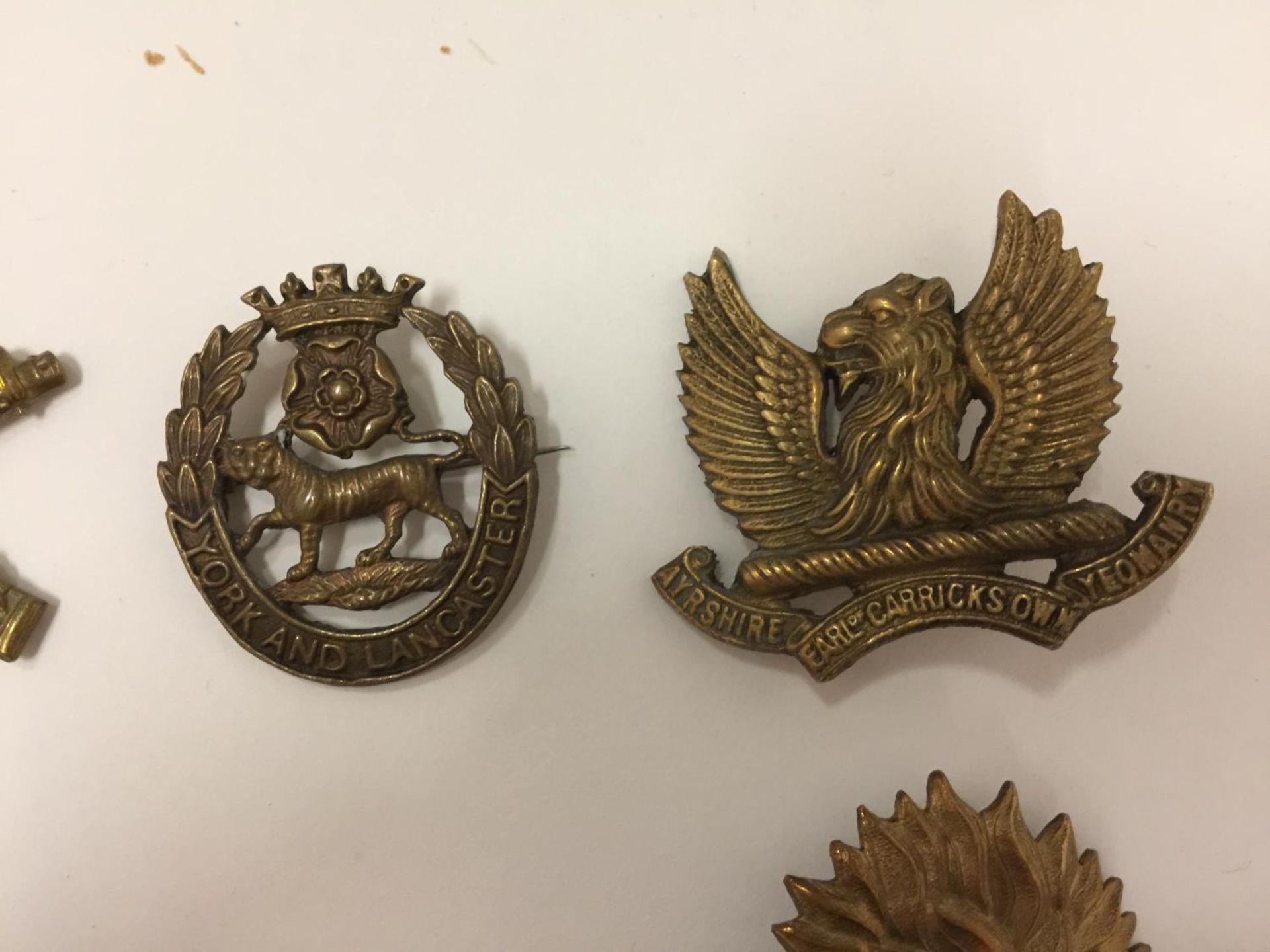 A COLECTION OF SIX MILITARY BADGES TO INCLUDE WOUTH WALES BORDERERS - Image 4 of 5