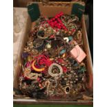 A LARGE AMOUNT OF COSTUME JEWELLERY TO INCLUDE BANGLES, BEADS, NECKLACES, BROOCHES, ETC