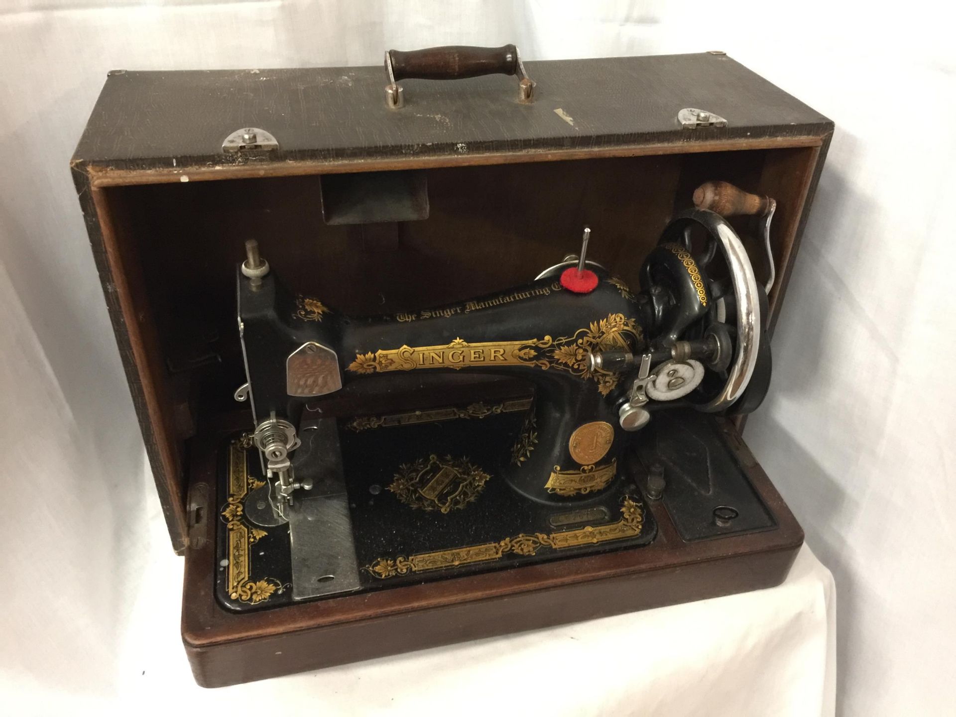 A BOXED VINTAGE SINGER SEWING MACHINE, SERIAL NUMBER EC625798 (WITH FRONT COVER) - Image 2 of 4