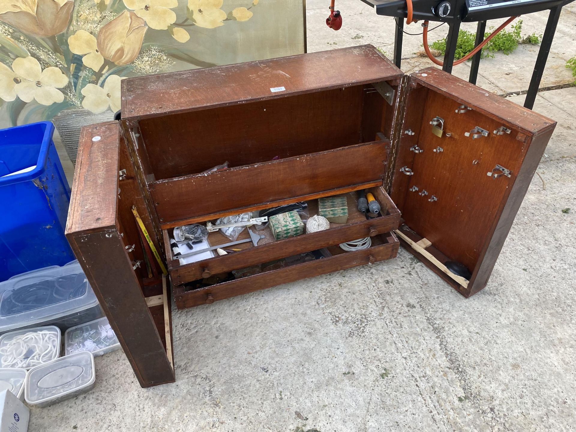 A LARGE VINTAGE WOODEN JOINERS CHEST WITH AN ASSORTMENT OF TOOLS