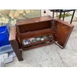 A LARGE VINTAGE WOODEN JOINERS CHEST WITH AN ASSORTMENT OF TOOLS