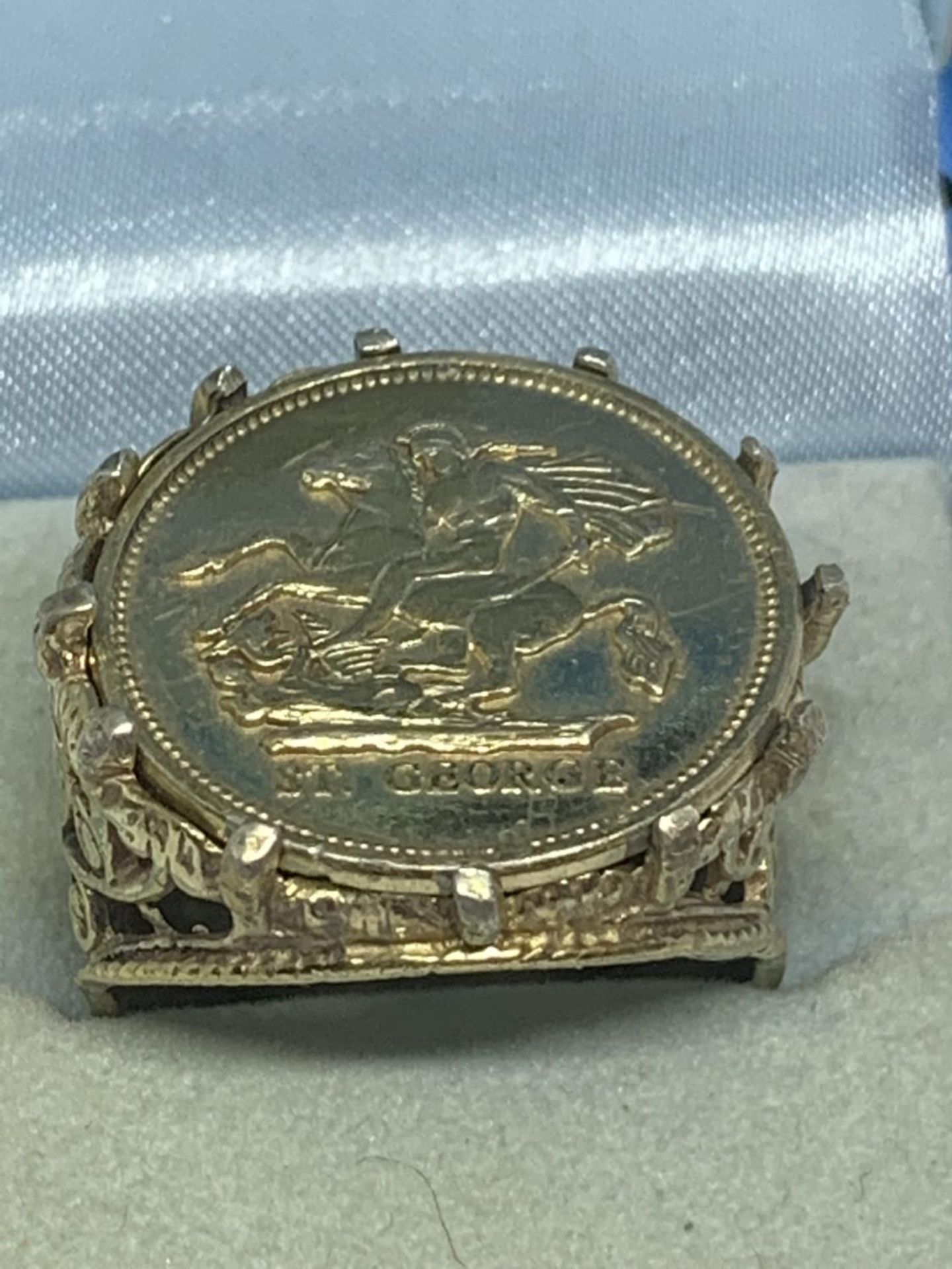 A SOVEREIGN STYLE RING IN A PRESENTATION BOX
