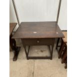 AN 18TH CENTURY SMALL OAK SIDE TABLE WITH SINGLE DRAWER, ON TURNED LEGS, 28.5 X 22"