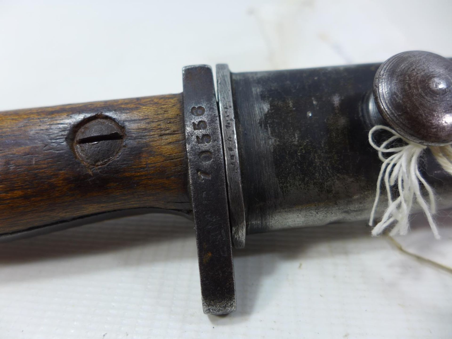 A RARE AUSTRALIAN LITHGOW P'07 BAYONET, 42CM BLADE, STEEL AND LEATHER SCABBARD - Image 5 of 5