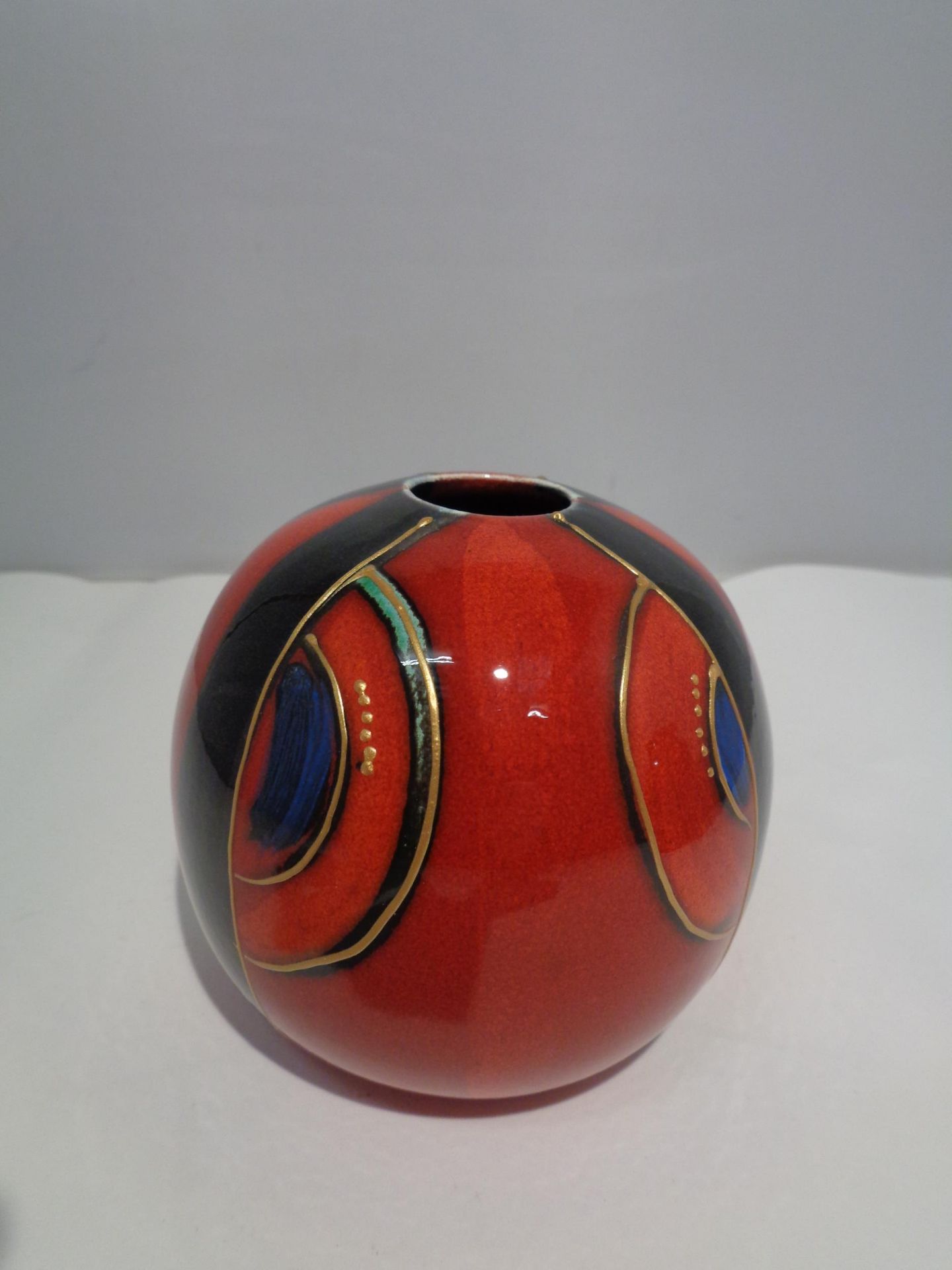 AN ANITA HARRIS ROUND TRIAL VASE