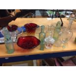 A MIXED COLLECTION OF CLEAR AND COLOURED GLASSWARE TO INCLUDE VINTAGE BOTTLES, CAKE STAND, DECANTERS
