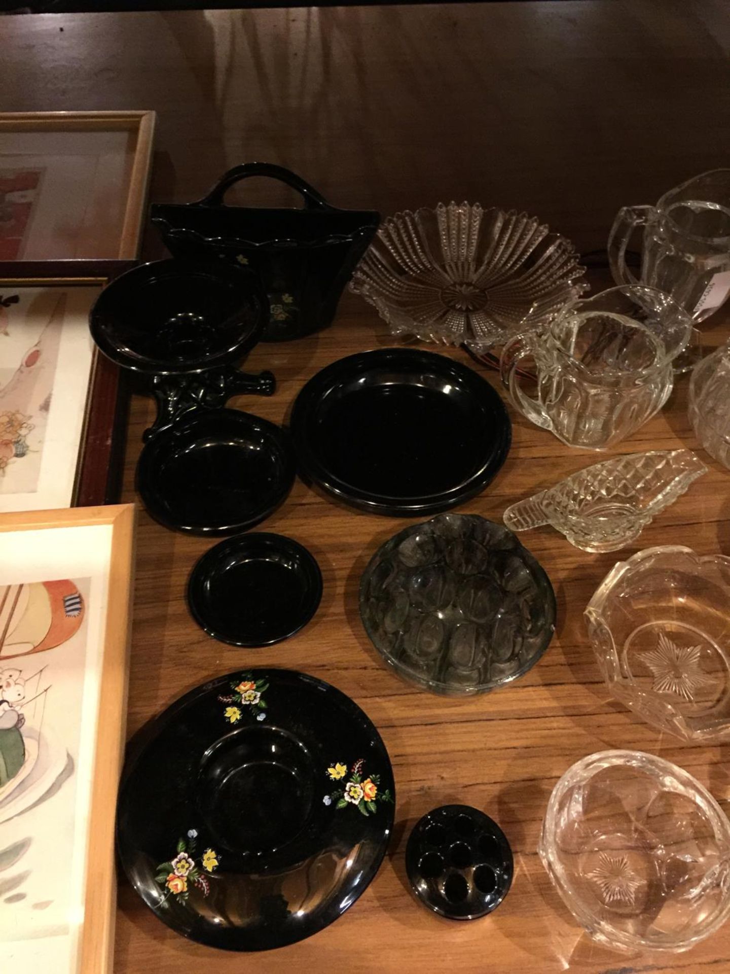 A QUANTITY OF CLEAR AND BLACK FLORAL GLASSWARE TO INCLUDE JUGS, BOWLS, DISHES, ETC - Image 4 of 4