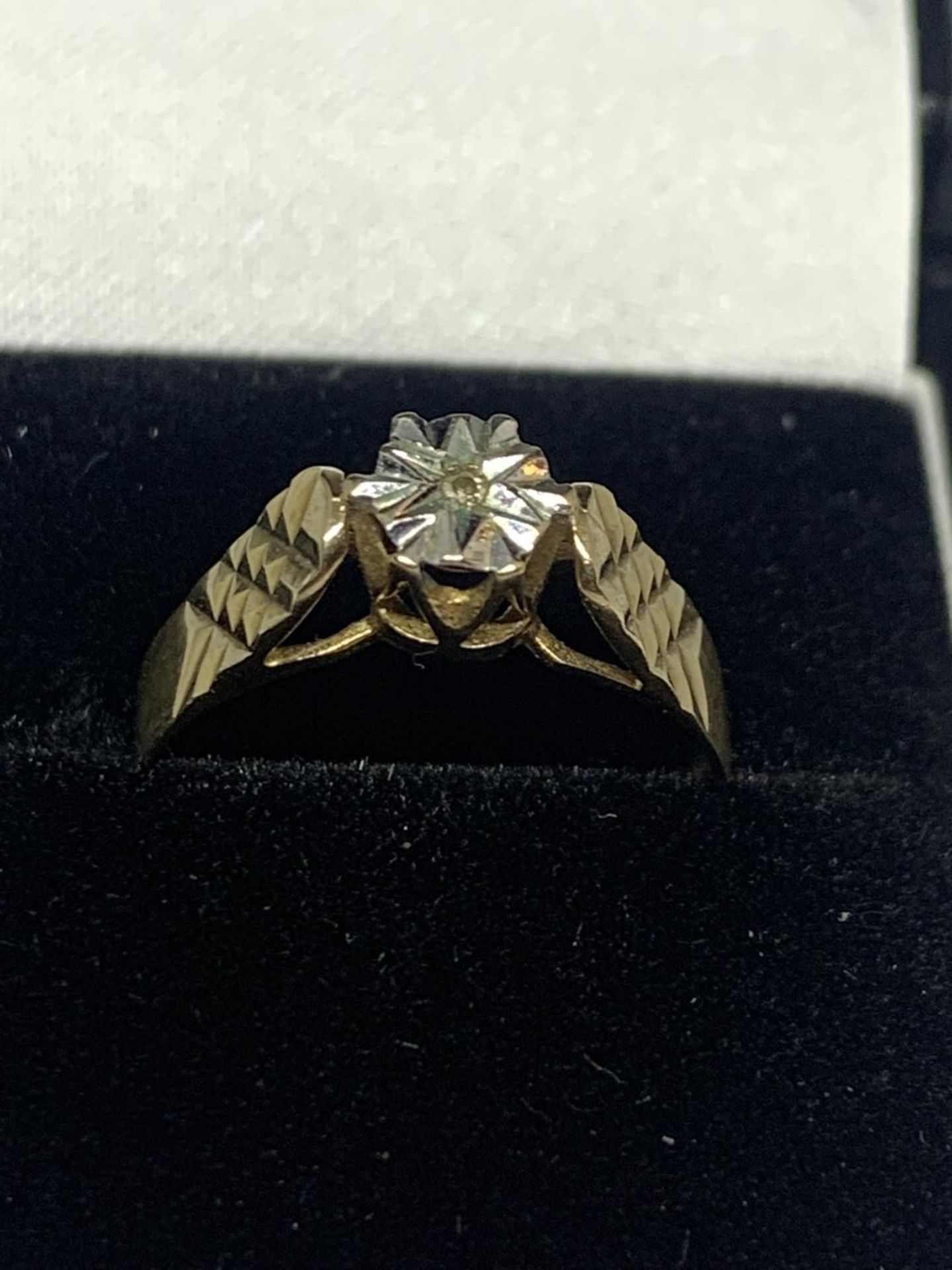 A 9 CARAT GOLD DIAMOND CHIP RING WITH DECORATIVE SHOULDERS SIZE L/M - Image 4 of 4