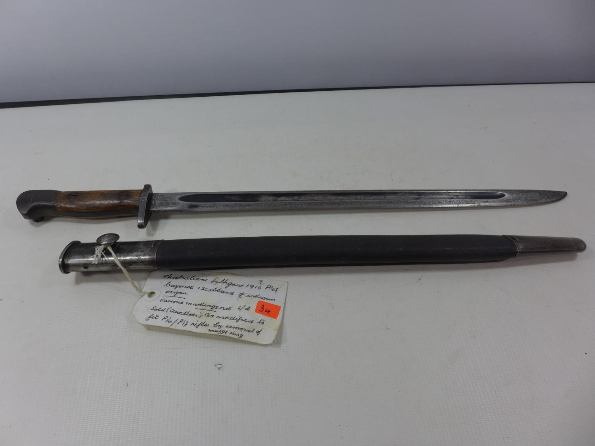 A RARE AUSTRALIAN LITHGOW P'07 BAYONET, 42CM BLADE, STEEL AND LEATHER SCABBARD