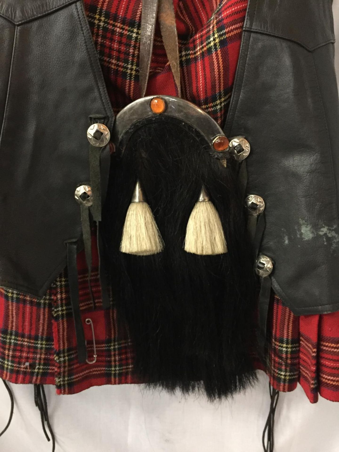 A MAN'S SCOTTISH TARTAN KILT, LEATHER WAISTCOAT AND SPORRAN - Image 3 of 4