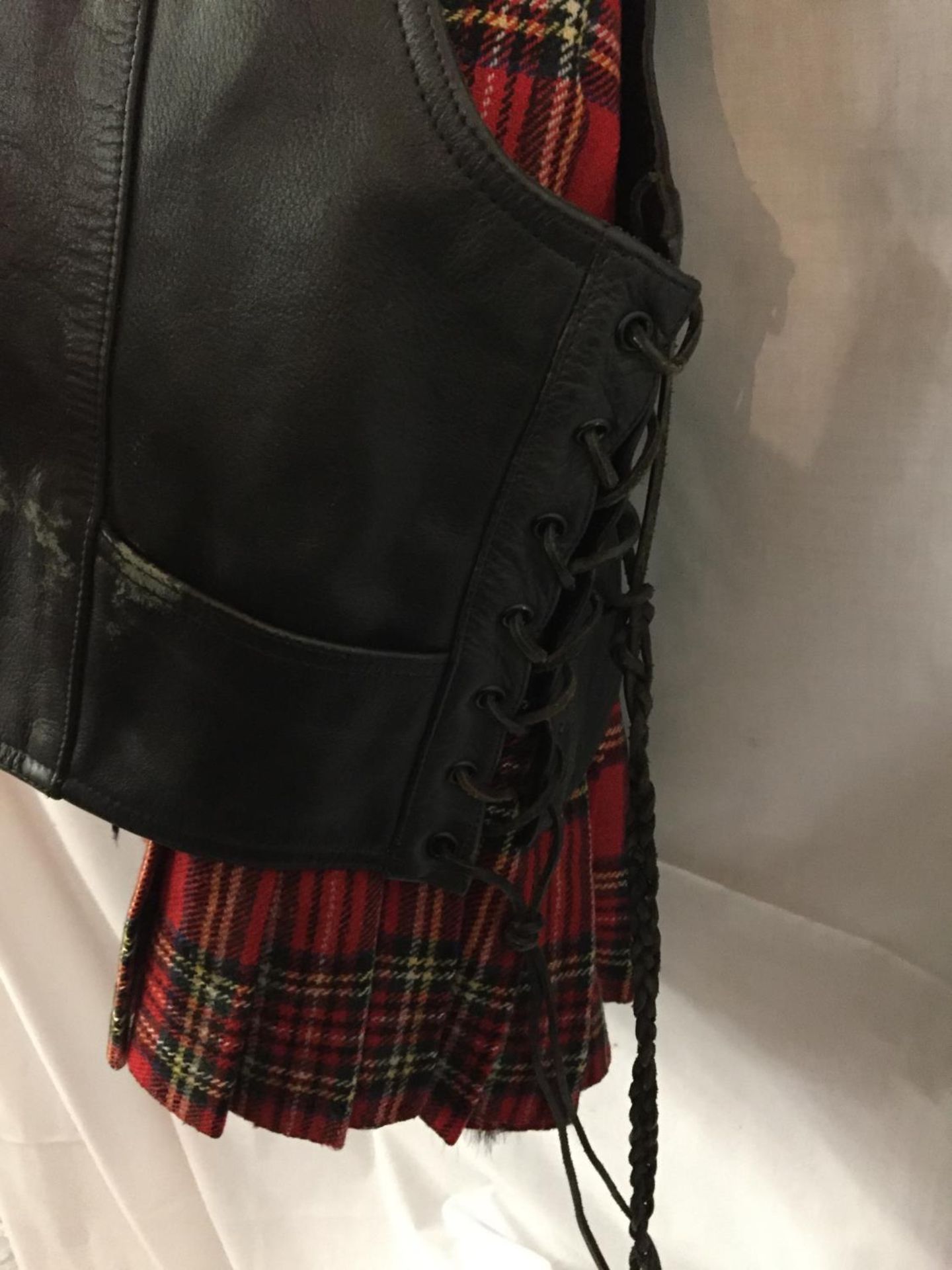 A MAN'S SCOTTISH TARTAN KILT, LEATHER WAISTCOAT AND SPORRAN - Image 4 of 4