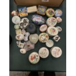 A QUANTITY OF DECORATIVE TRINKET AND PILL BOXES