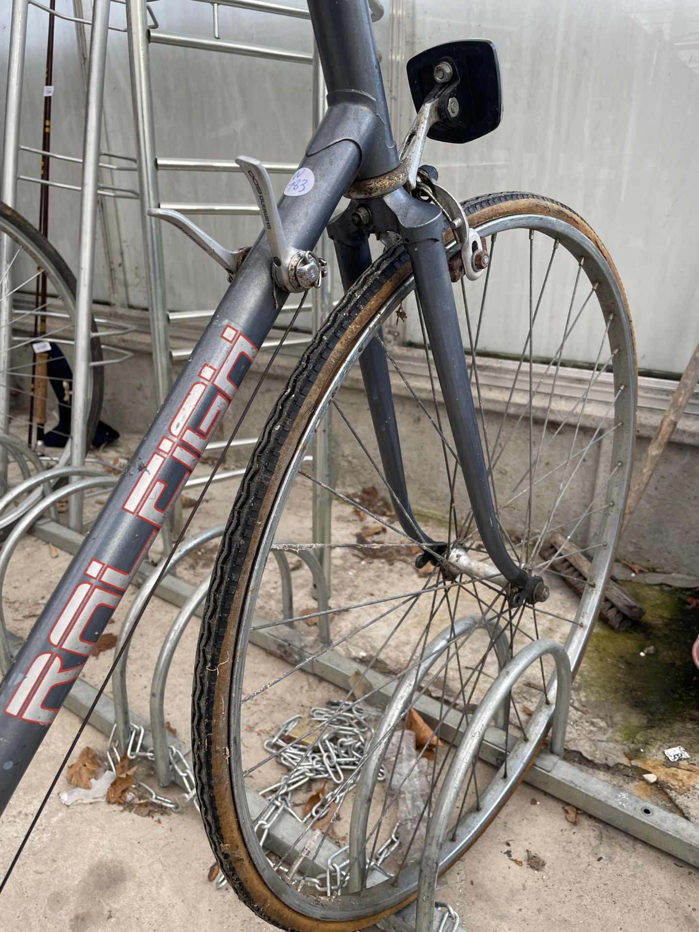 A GENTS RALEIGH PULSAR ROAD BIKE WITH 10 SPEED GEAR SYSTEM - Image 3 of 3