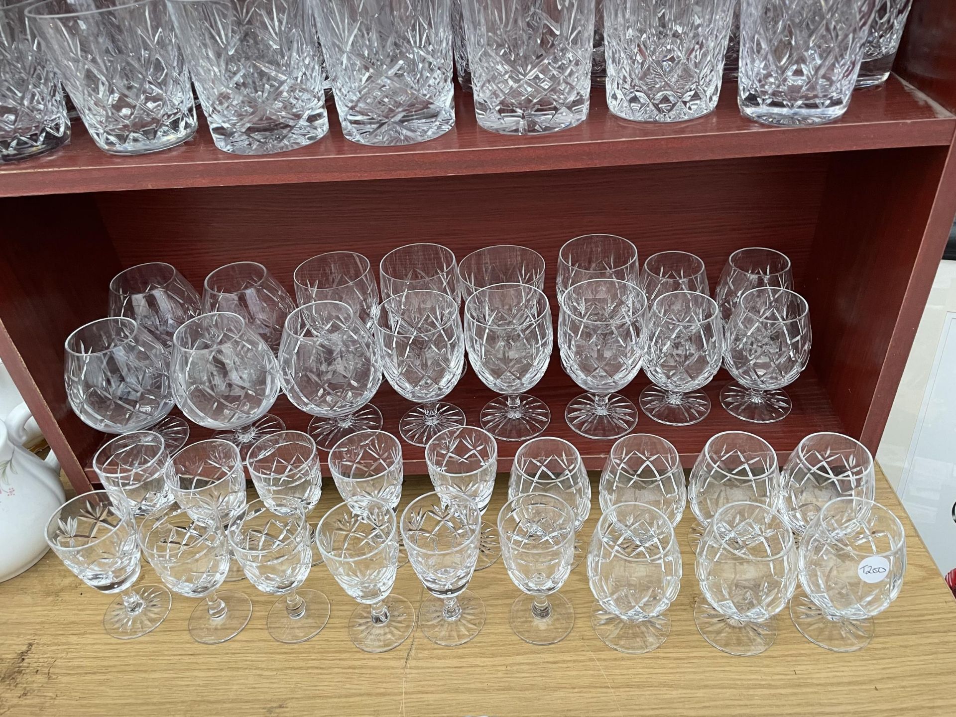 AN ASSORTMENT OF CUT GLASS WARE TO INCLUDE BRANDY BALLOONS, TUMBLERS AND SHERRY GLASSES ETC - Image 4 of 4