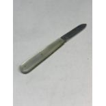 A HALLMARKED SILVER PEN/FRUIT KNIFE WITH A MOTHER OF PEARL HANDLE