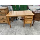 A MID 20TH CENTURY OAK SINGLE PEDESTAL OFFICE DESK, 48 X 27"