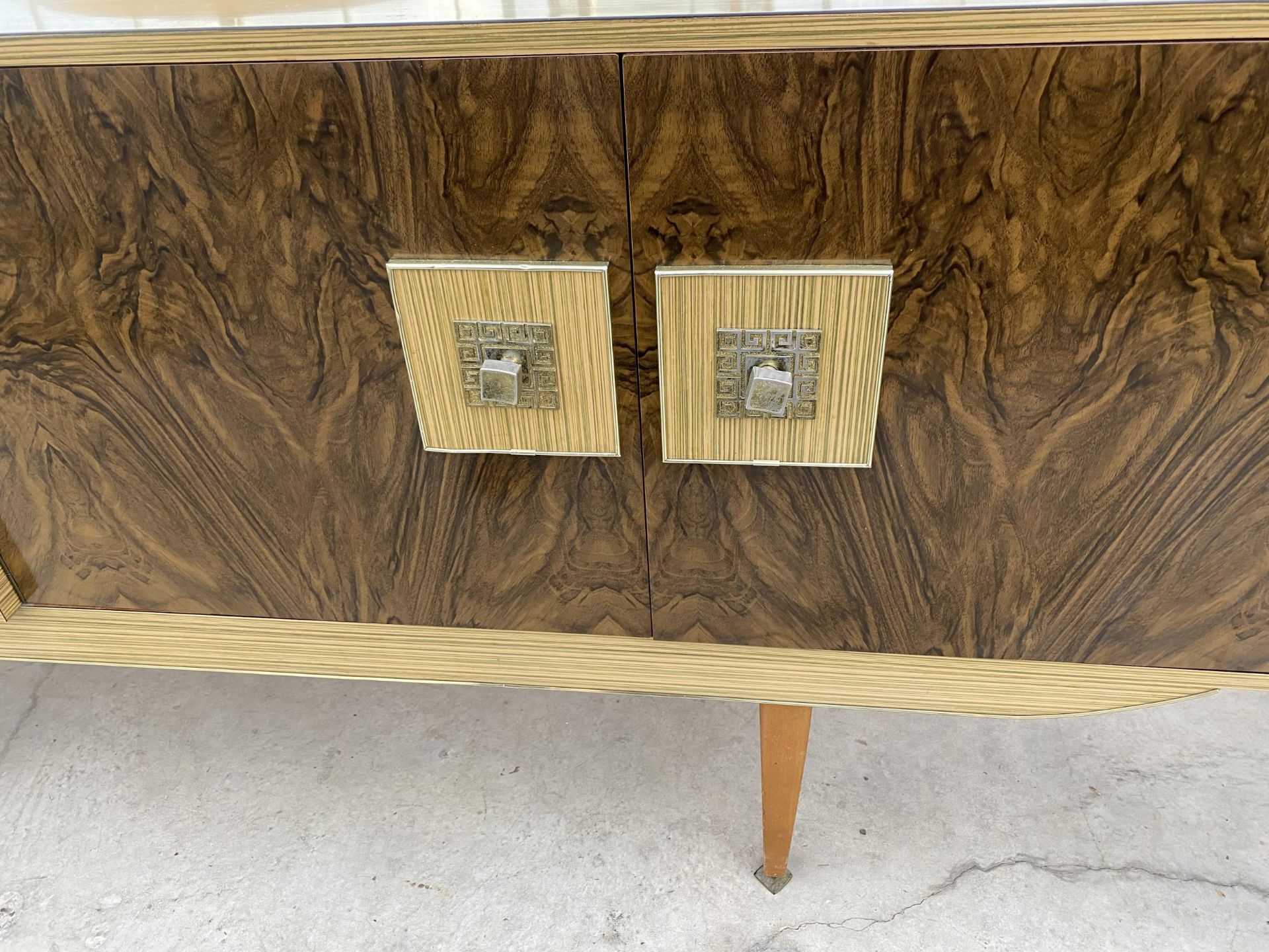 A RETRO DINING ROOM SUITE COMPRISING A PARTLY WALNUT EFFECT SIDEBOARD 71" WIDE, DROP-LEAF DINING - Image 7 of 8
