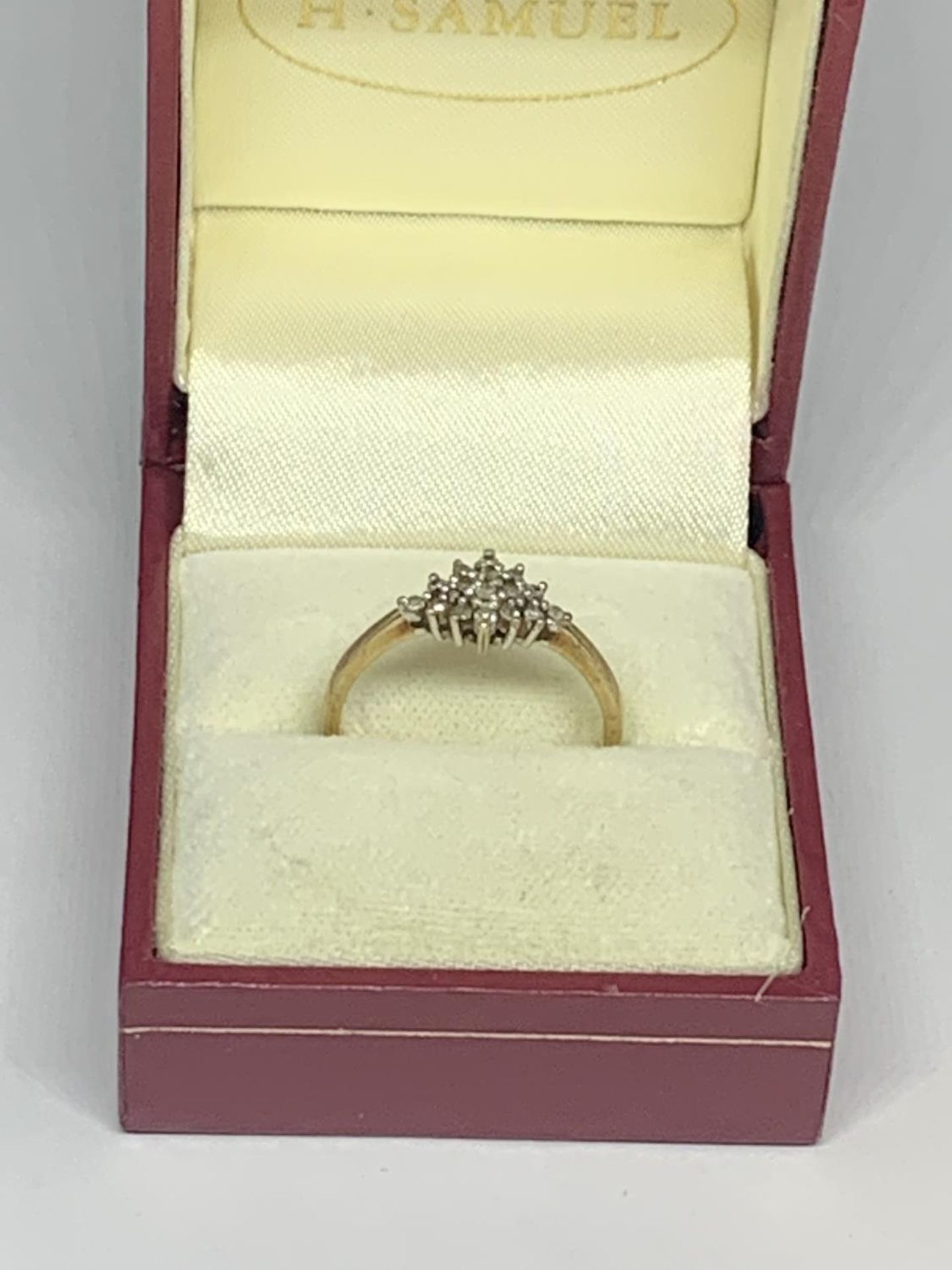 A 9 CARAT GOLD RING WITH DIAMONDS IN A DIAMOND SHAPE DESIGN SIZE 0 WITH PRESENTATION BOX - Image 5 of 5