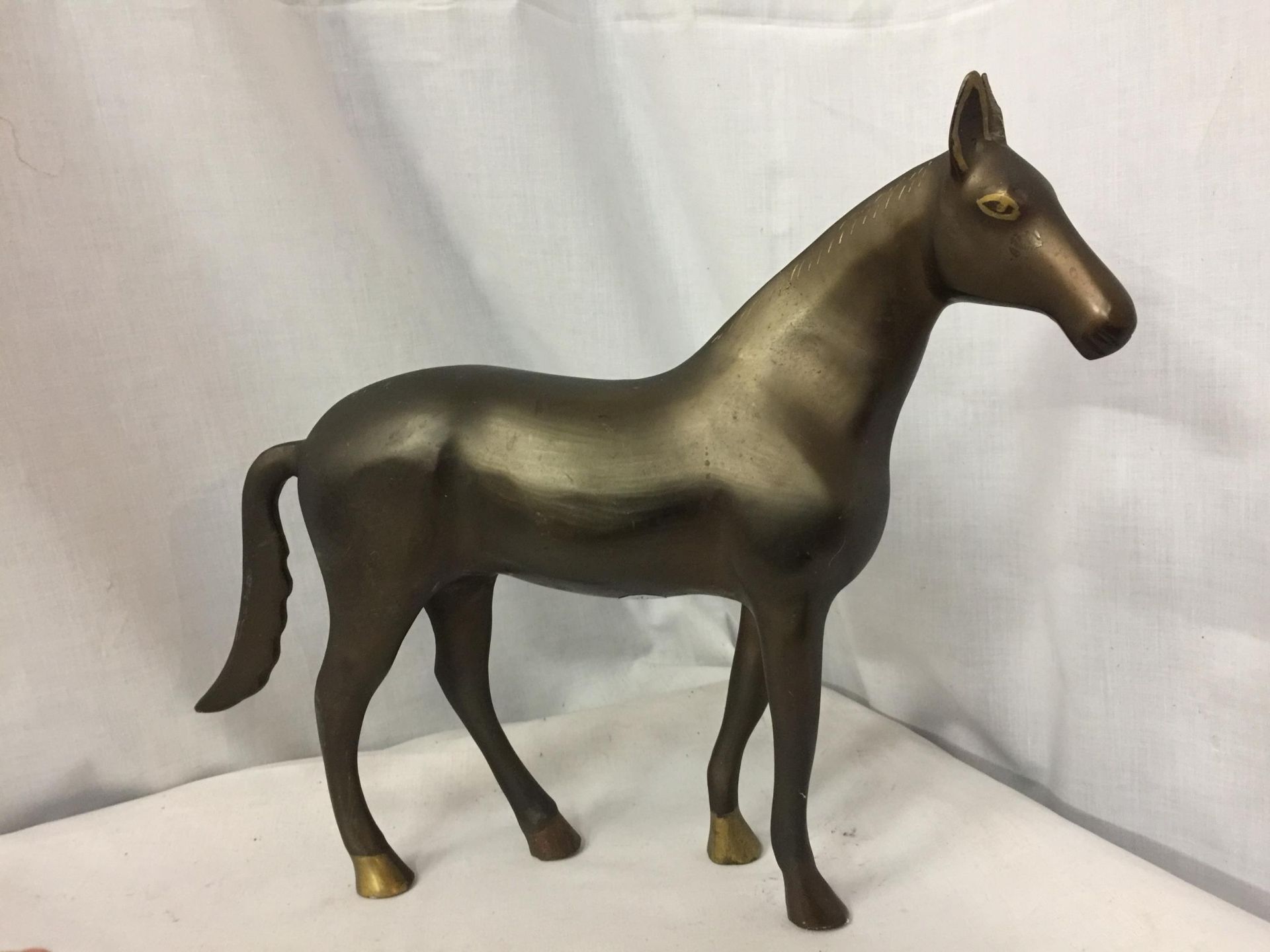 A HEAVY BRONZE EFFECT METAL HORSE FIGURINE, HEIGHT 30CM, WIDTH APPROX 41CM, TOGETHER WITH A BRASS - Image 3 of 3