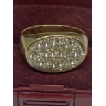 A HEAVY 9 CARAT GOLD RING WITH CLEAR STONE CHIPS GROSS WEIGHT 6 GRAMS IN A PRESENTAION BOX