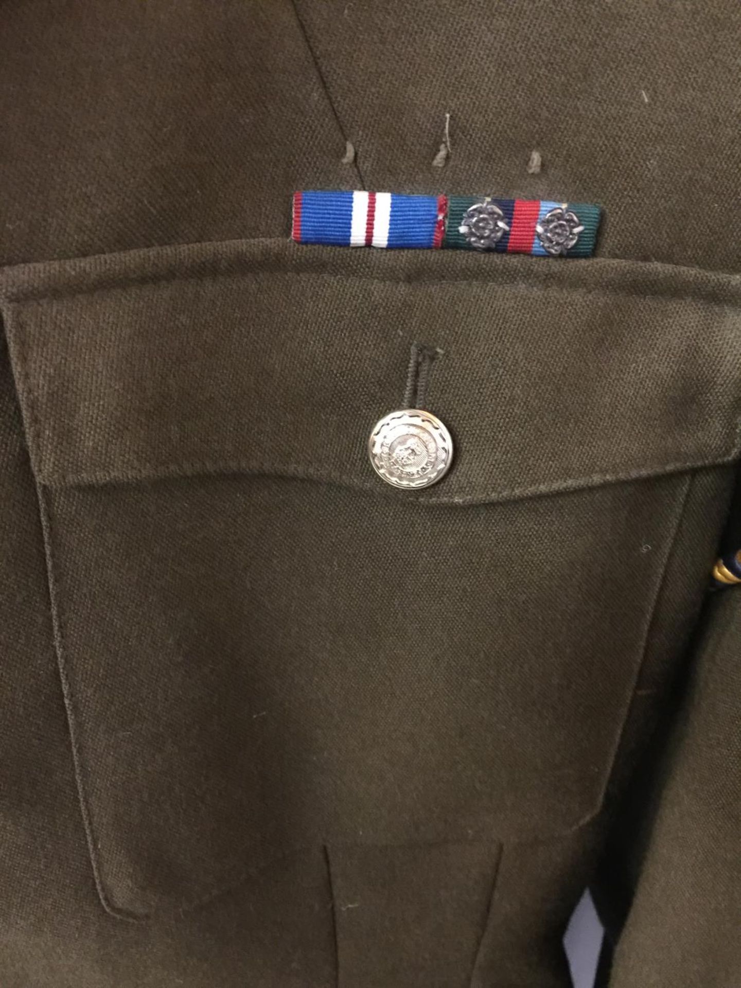 A WEST SUSSEX SERGENTS UNIFORM COMPRISING JACKET, TROUSERS, SHIRT AND TIE - Image 3 of 5