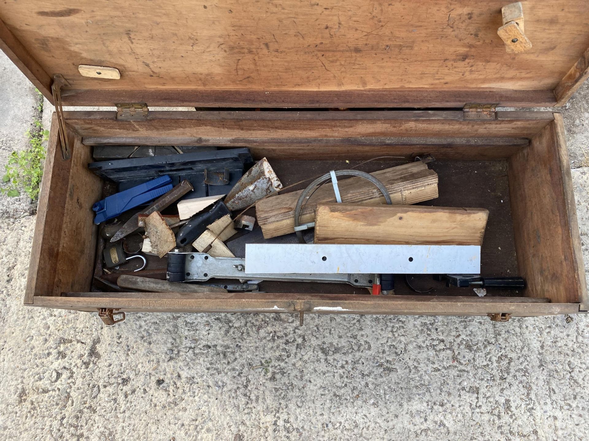 TWO WOODEN TOOL CHESTS AND CONTENTS TO INCLUDE TROWELS, CHISELS AND MALLETS ETC - Image 2 of 3