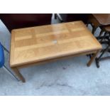 A RETRO TEAK COFFEE TABLE WITH CROSSBANDED TOP, 36 X 20"