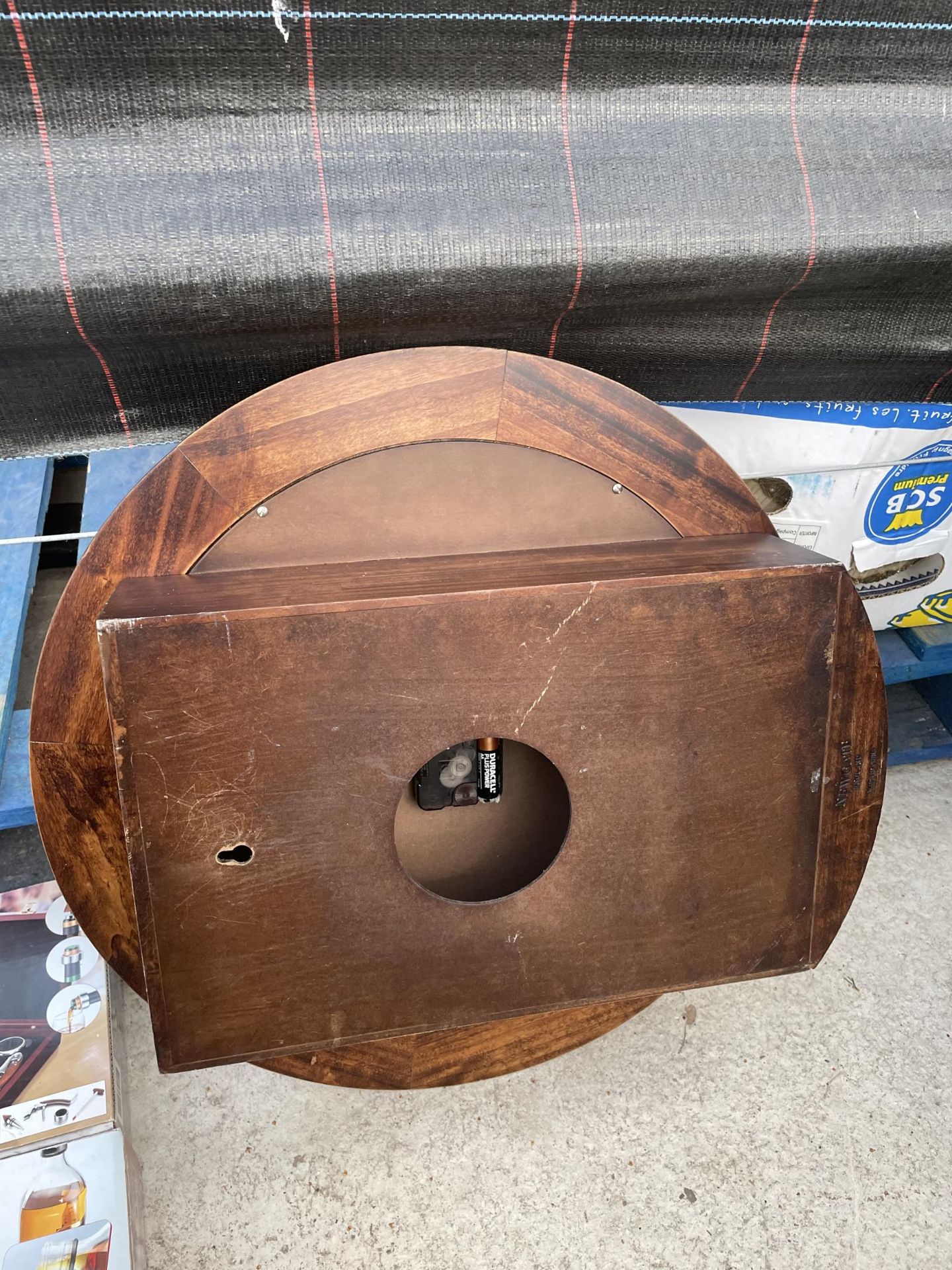 A WOODEN CASED CIRCULAR WALL CLOCK - Image 3 of 3