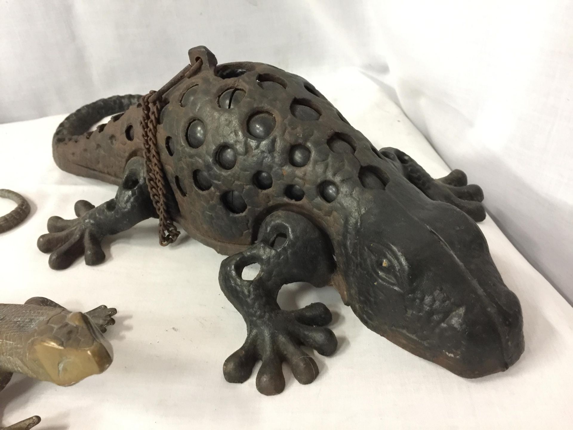 A HEAVY OUTDOOR HANGING TEA LIGHT HOLDER IN THE FORM OF A KOMODO DRAGON WITH GLASS SPOT DETAILING - Image 3 of 4