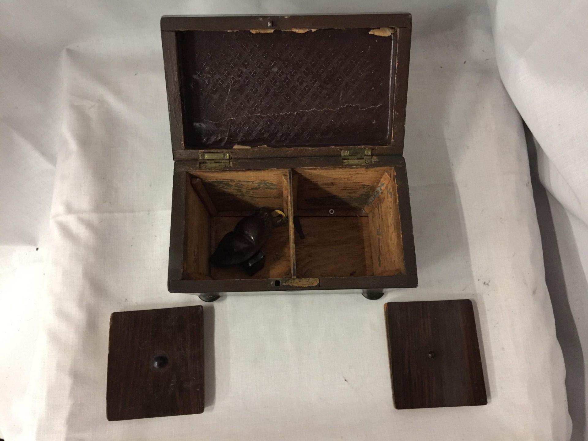 A VINTAGE HINGE LIDDED WOODEN CIGARETTE/ TOBACCO BOX WITH TWO INNER LIDDED SECTIONAL COMPARTMENTS, - Image 3 of 4