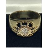 A HEAVY 9 CARAT GOLD RING MARKED 375 WITH A CENTRE DIAMOND GROSS WEIGHT 7.8 GRAMS SIZE Y WITH A
