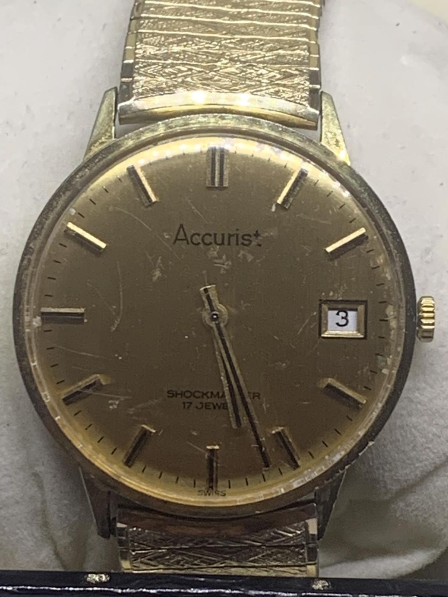 A VINTAGE ACCURIST WRIST WATCH IN A PRESENTATION BOX - Image 3 of 3