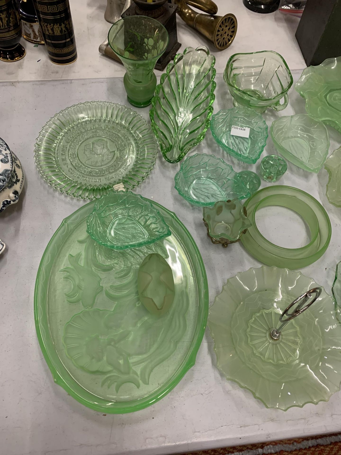 A LARGE AMOUNT OF GREEN GLASSWARE TO INCLUDE LEAF SHAPED BOWLS, PATTERNED PLATES, BOWLS, PLATES, ETC - Image 2 of 4