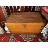 A CAMPHOR WOOD CAMPAIGN STYLE BLANKET CHEST WITH RECESSED BRASS HANDLE. ESCUTCHEON AND CORNER