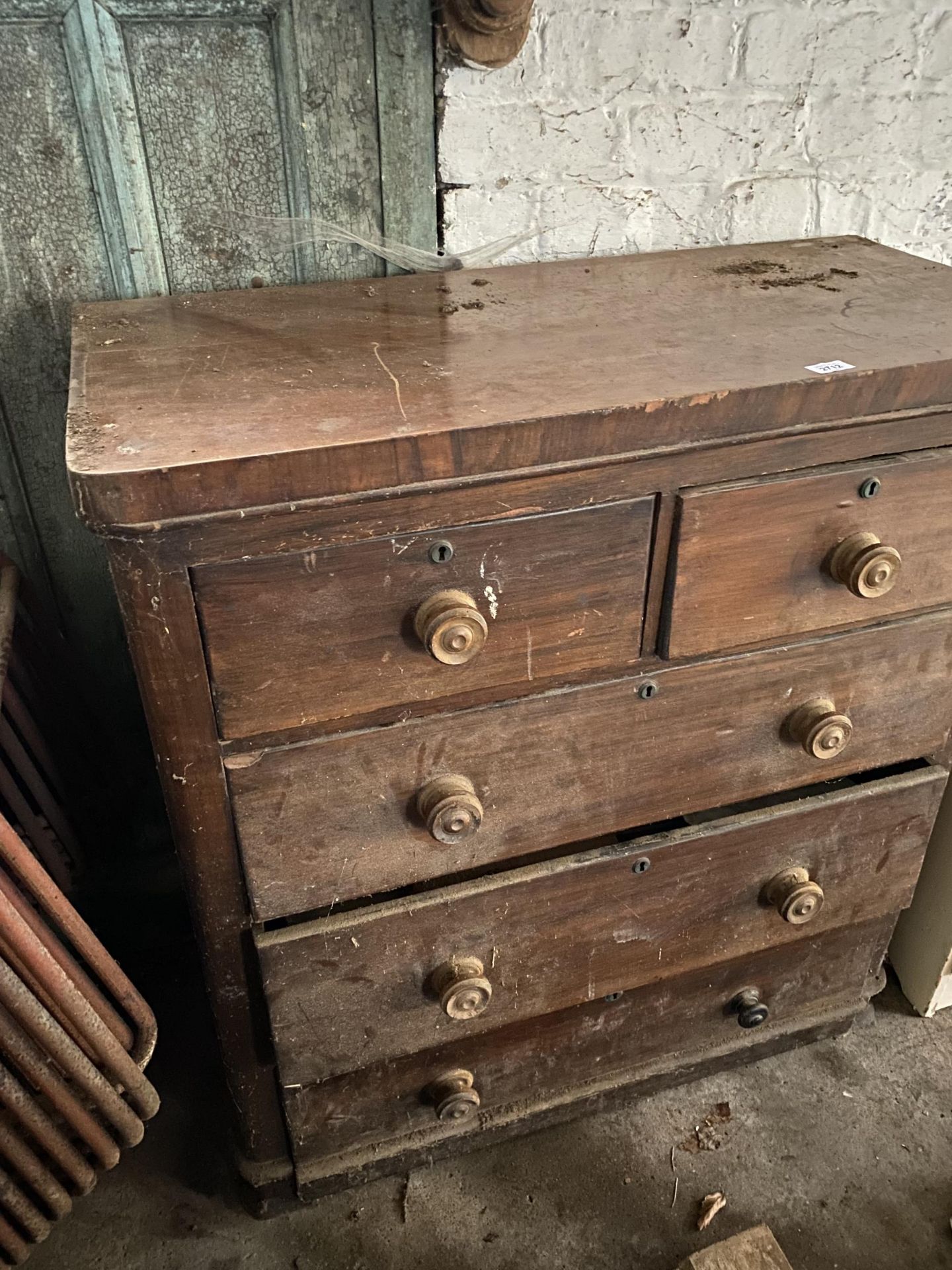 A MAHOGANY CHEST OF THREE LONG AND TWO SHORT DRAWERS - Image 4 of 4