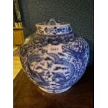 A CHINESE 19TH CENTURY BLUE AND WHITE LIDDED VASE, DECORATED WITH FOUR CLAW DRAGONS, BEARING