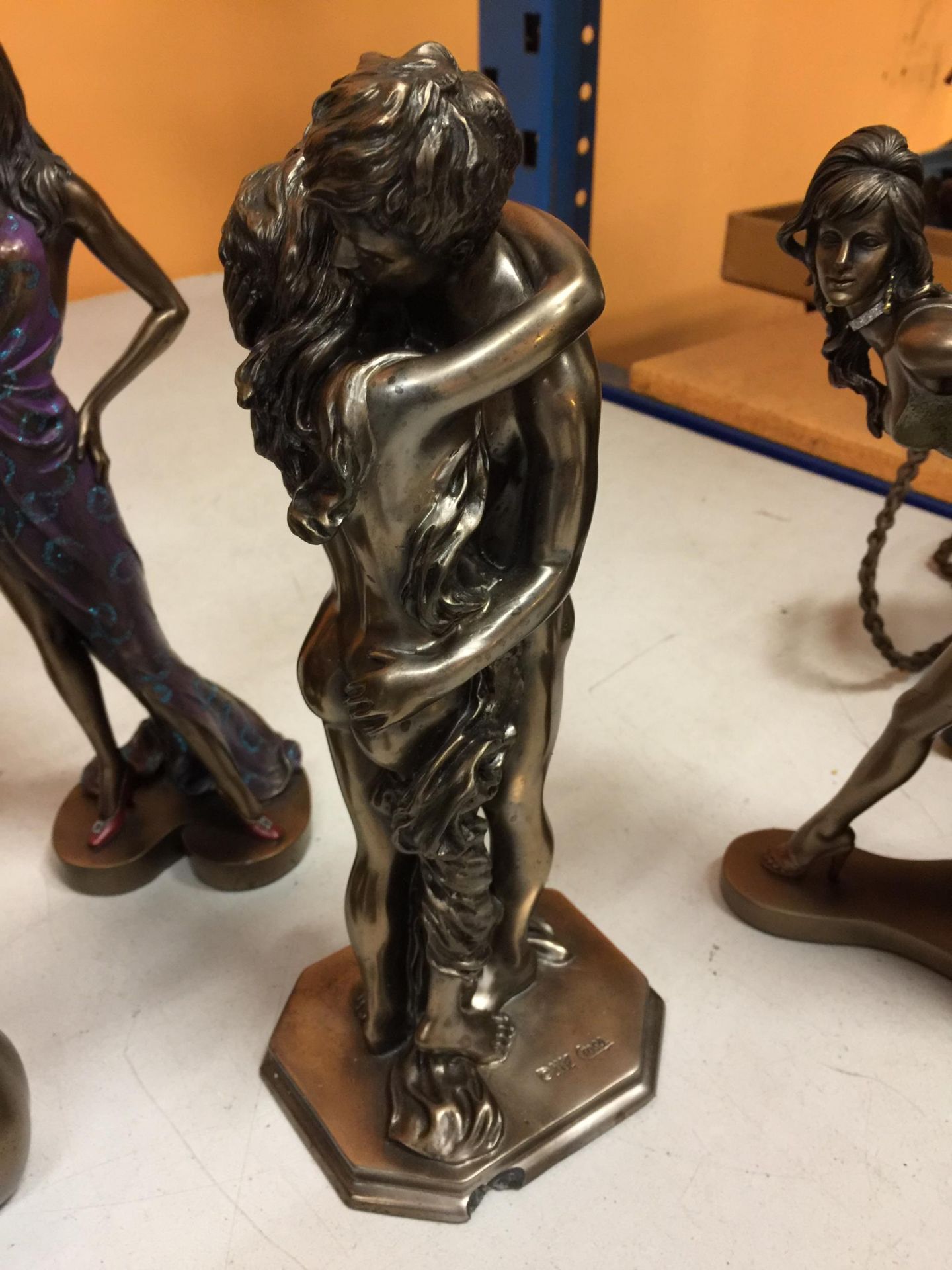 A COLLECTION OF SIX BRONZE EFFECT FIGURES TO INCLUDE TWO EMBRACING COUPLES (ONE BASE A/F), TWO - Image 6 of 7