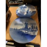 A PAIR OF BLUE AND WHITE DELFT PLAQUES