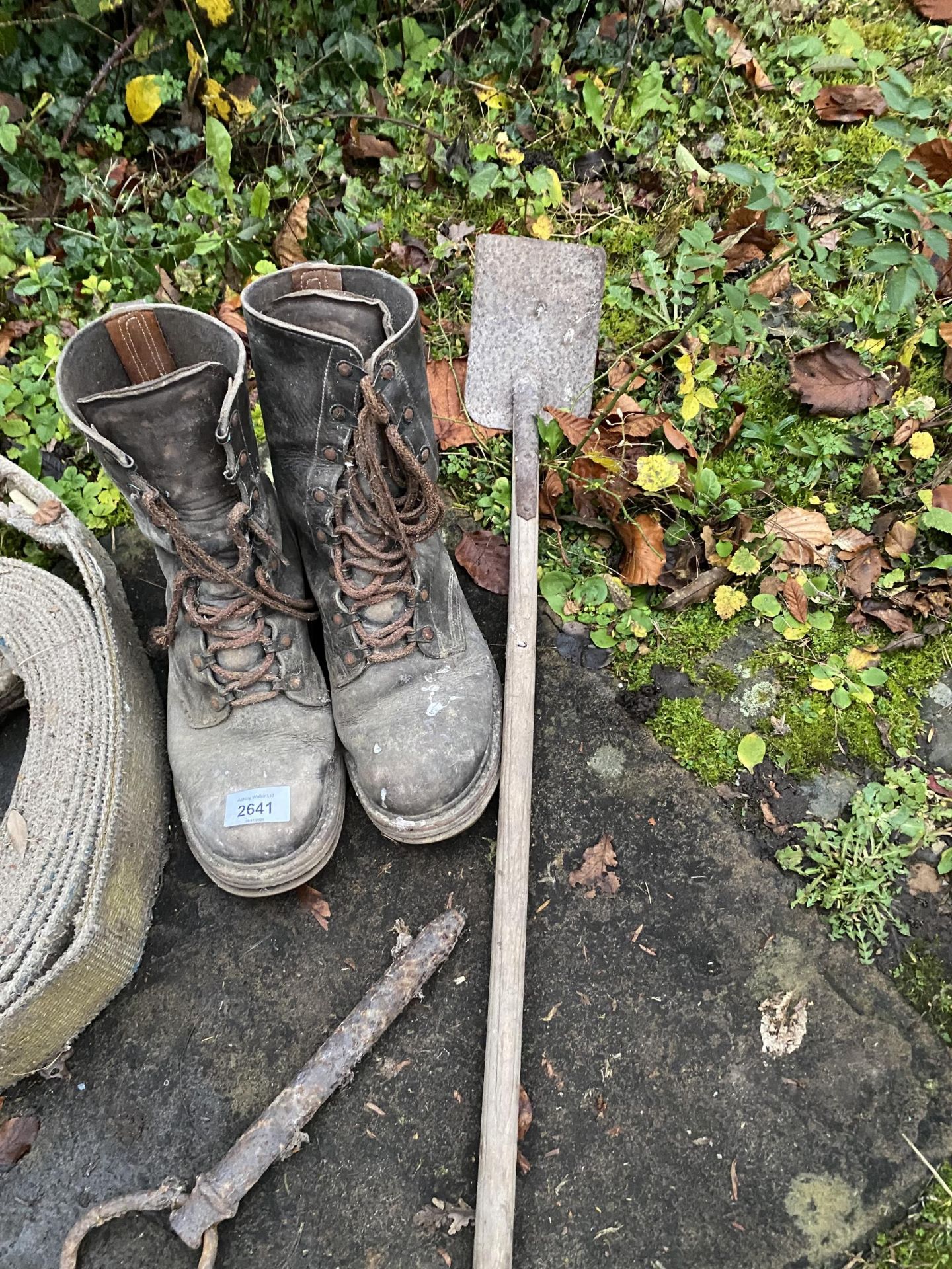 AN ASSORTMENT OF ITEMS TO INCLUDE WORK BOOTS, TOW ROPE AND SMALL FIRE SHOVEL ETC - Image 4 of 4