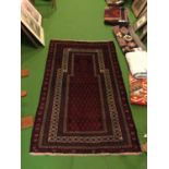 AN OLD BALUCHI RUG 132CM X 83CM