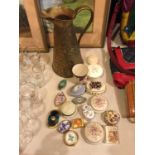 A NUMBER OF SMALL LIDDED TRINKET DISHES, PILL BOXES AND A BRASS ALIGATOR SKIN EFFECT JUG