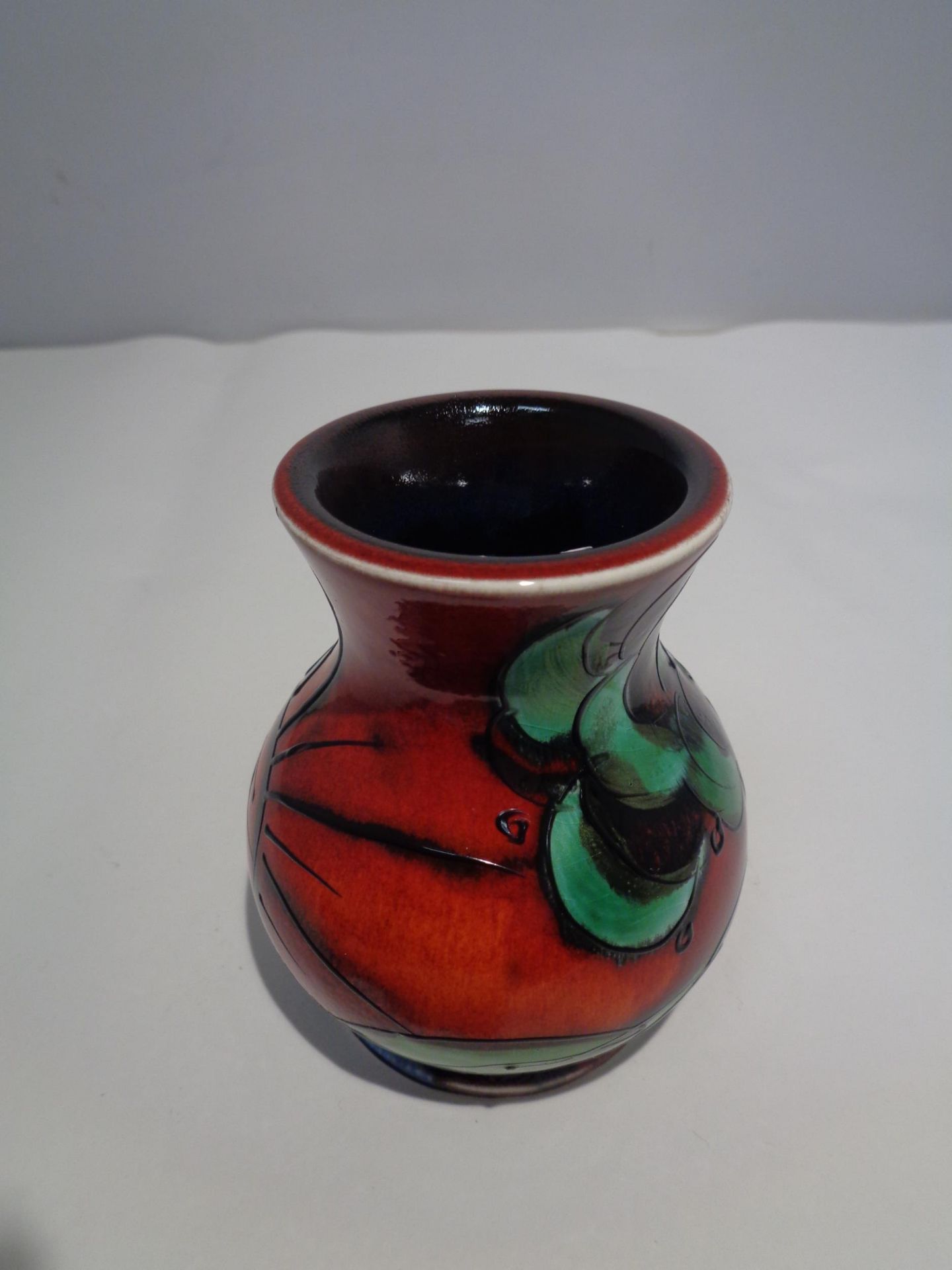 AN ANITA HARRIS HANDPAINTED AND SIGNED DECO TREE VASE - Image 2 of 3