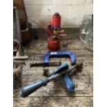 AN ASSORTMENT OF VINTAGE ITEMS TO INCLUDE AN OIL CAN, BRACE DRILL AND G CLAMP ETC