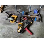 AN ASSORTMENT OF TOOLS TO INCLUDE TWO SMALL CROWBARS, HAMMER AND RATCHET STRAP ETC