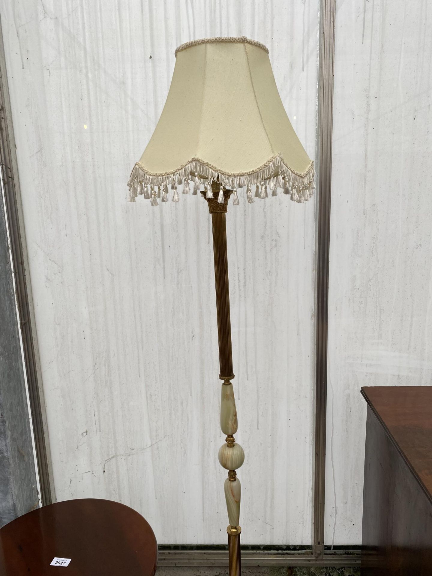 AN ONYX AND GILT METAL CORINTHIAN COLUMN STANDARD LAMP COMPLETE WITH SHADE AND ROUND OCCASIONAL - Image 4 of 4