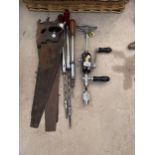 AN ASSORTMENT OF TOOLS TO INCLUDE A STANLEY BRACE DRILL, THREE SCREW DRIVERS AND THREE VINTAGE SAWS