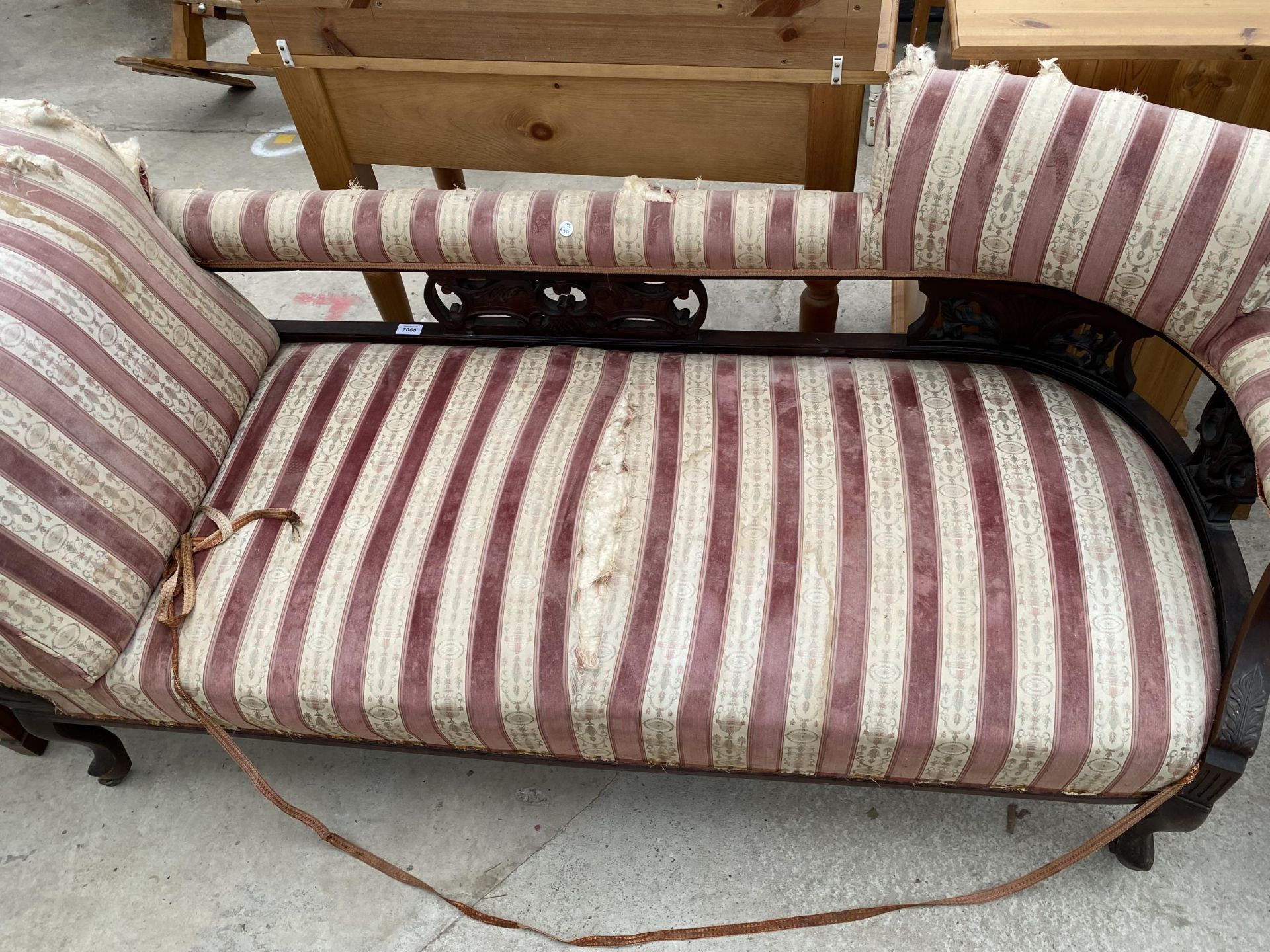 AN EDWARDIAN CHAISE LONGUE - Image 5 of 5